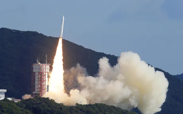 9基の衛星を搭載し、打ち上げられる小型ロケット「イプシロン」5号機(9日午前9時55分、鹿児島県肝付町の内之浦宇宙空間観測所)