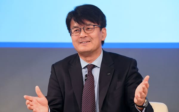 世界経営者会議で対談する日本IBMの山口明夫社長（9日、東京都千代田区）