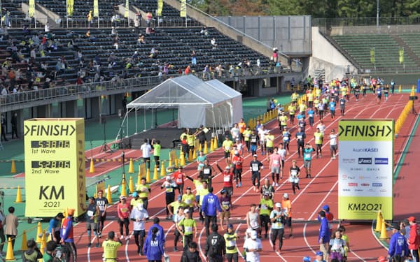 ２年ぶりに開催した金沢マラソンでは約１万人が参加した（10月31日）＝金沢マラソン組織委員会提供