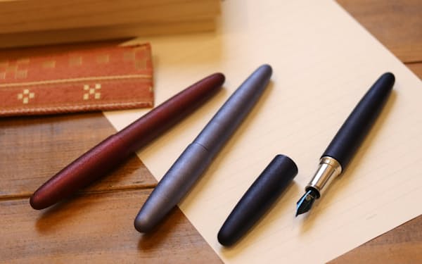 「スターダスト万年筆」は3色をそろえ、「メード・イン・大分」を前面に打ち出す