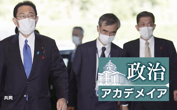 10月4日、首相官邸に入る岸田文雄首相(左)と首席首相秘書官の嶋田隆氏(中央)=共同