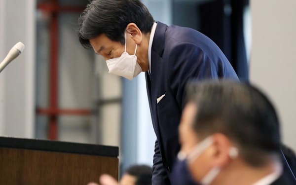 立憲民主党の両院議員総会で、衆院選の結果について頭を下げる枝野代表(9日、国会内)