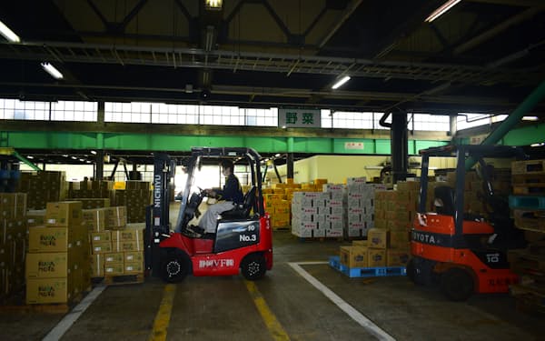 静岡市中央卸売市場は輸出する生鮮野菜・農作物の鮮度を維持できる施設を整備する（写真は貨物の搬送風景）