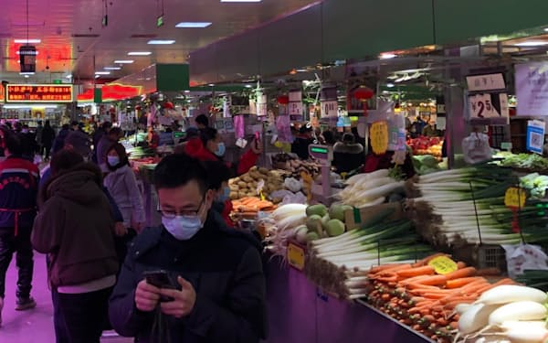 10月の生鮮野菜の価格は前年同月比16％上昇（20年11月、北京市内の食品市場）