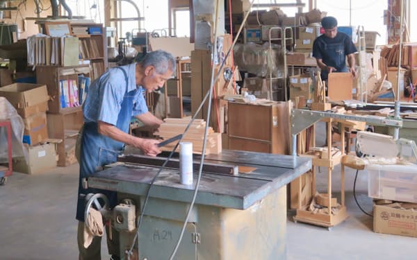 商品は浜松市内の本社工場で職人が手作りする