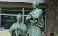 坂本龍馬（右）と勝海舟の師弟像（東京都港区）