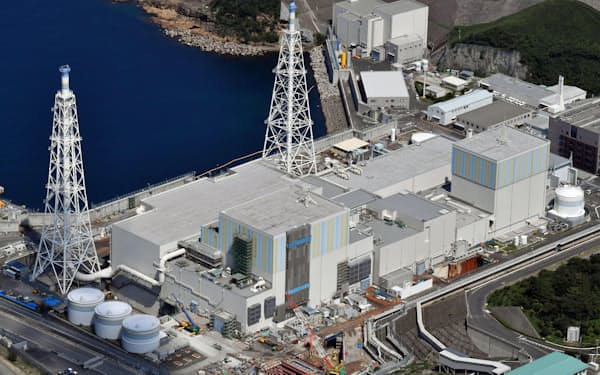 再稼働に必要な安全審査に合格した中国電力島根原子力発電所2号機(左)。右は1号機(9月11日、松江市)=共同