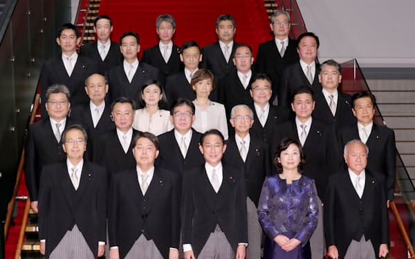 初閣議を終え、記念写真に納まる岸田首相と新閣僚（10日夜、首相官邸）