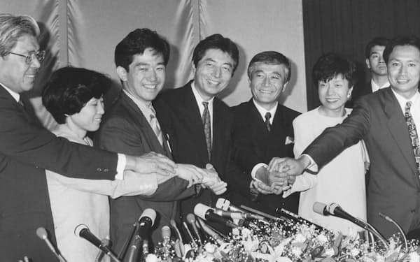 1993年の衆院選で大躍進した日本新党の細川代表(中央)。