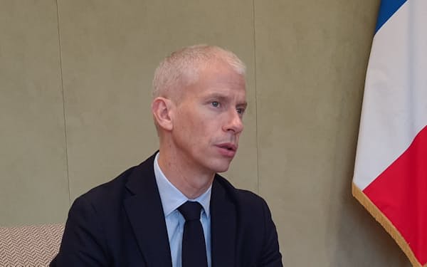 10日、取材に応じるリステール仏貿易・誘致担当相(パリ)