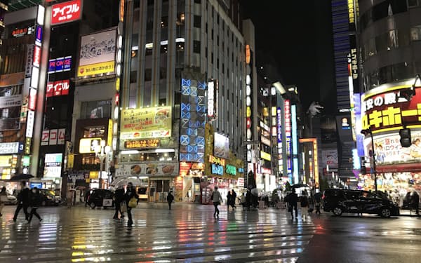 夜の繁華街では人出が増えている（10月下旬、東京・歌舞伎町）