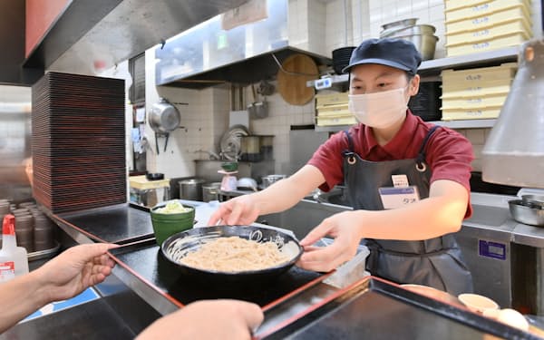 飲食店で働く特定技能のベトナム人女性(東京都千代田区)