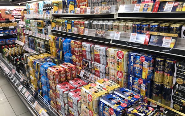 ビール類の販売は徐々に回復している（都内のビール売り場）