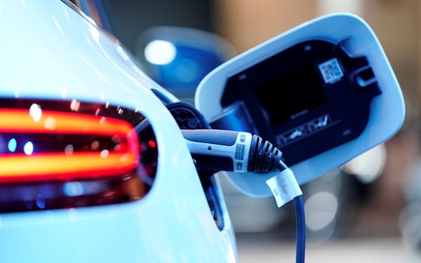 車載電池は電気自動車など電動車の普及により需要が拡大する＝ロイター