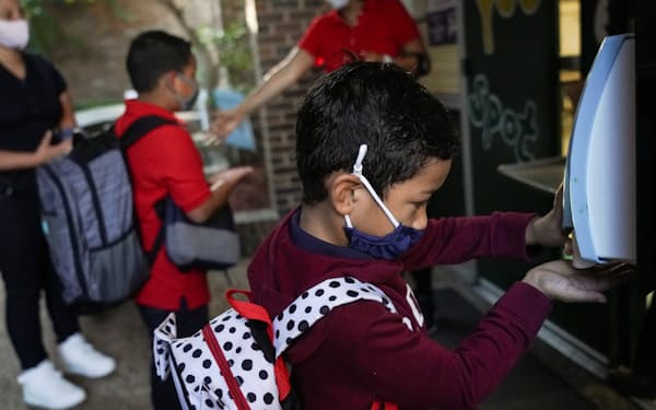 学校でのマスク着用義務を禁じるテキサス州の知事令には、教育関係者や保護者から感染リスクに懸念の声が上がっていた＝ロイター