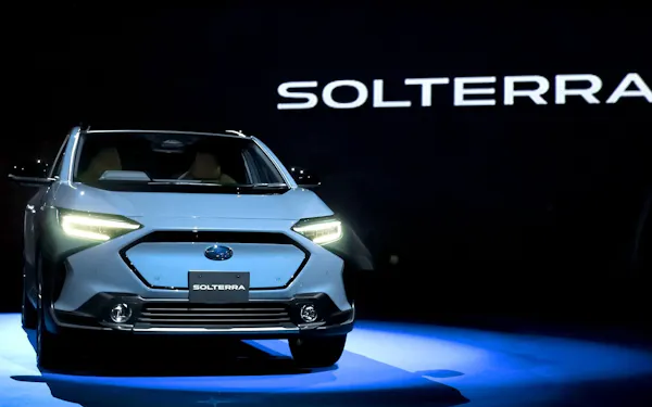 トヨタ初の量産EV、航続距離500キロ テスラを猛追: 日本経済新聞