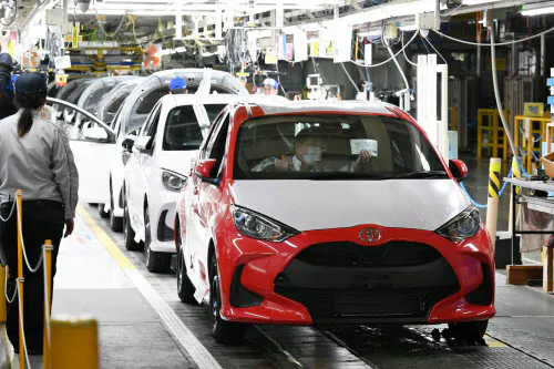 トヨタ、12月世界生産80万台規模に下げ 国内稼働正常に: 日本経済新聞