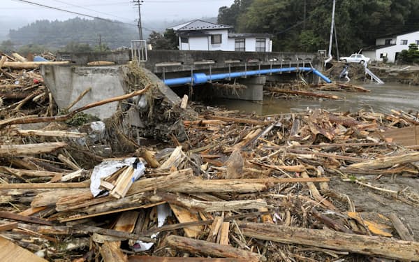 台風19号の大雨で押し寄せた流木（2019年10月、宮城県丸森町）＝共同