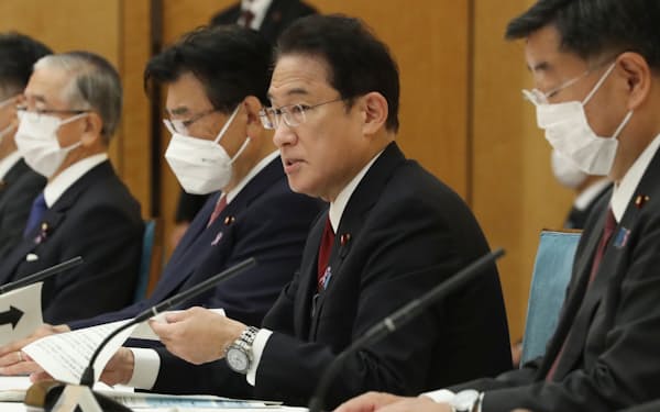 新型コロナウイルス感染症対策本部の会合で発言する岸田首相（12日午前、首相官邸）