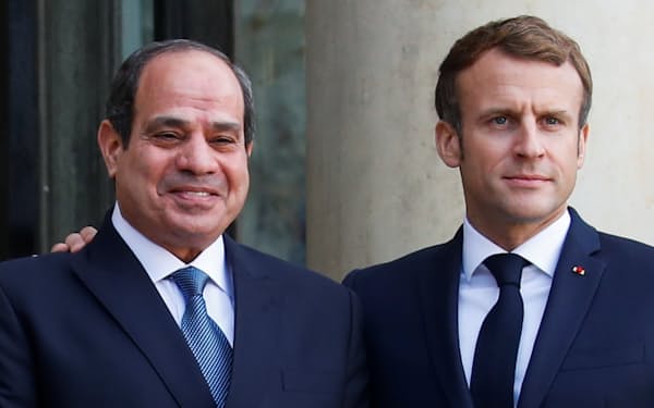 リビア和平を巡る国際会合に臨むフランスのマクロン大統領（右）とエジプトのシシ大統領（12日、パリ）=ロイター