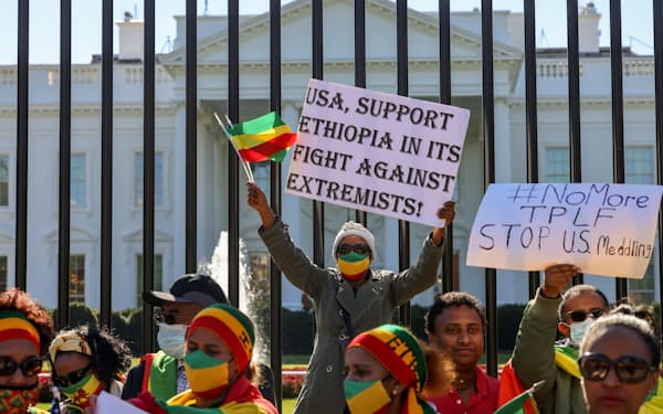 米政府の対応に抗議するエチオピア系米国人らのデモ（８日、ワシントン・ホワイトハウス前）＝ロイター