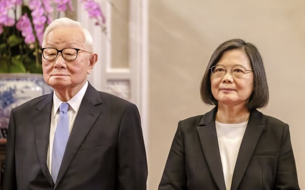 台湾のAPEC代表を務めたTSMC創業者の張忠謀氏(左)。蔡英文総統の代理で出席した=AP