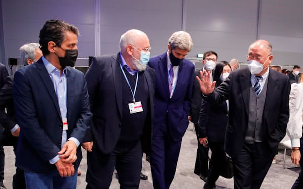 ケリー米大統領特使（右から２番目）や中国の解振華担当特使（右）が膝詰めで交渉した（13日、英グラスゴー）＝ロイター