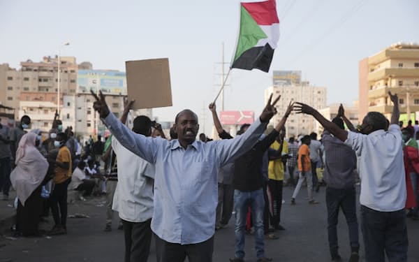 スーダンでクーデターを起こした軍に抗議するデモが発生している（13日、ハルツーム）＝ＡＰ