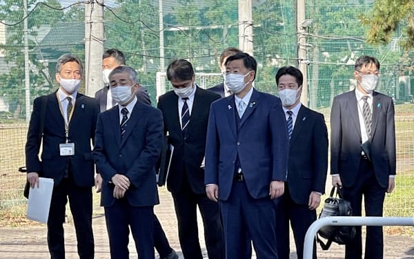 松野博一官房長官（写真右から3人目）は横田めぐみさんが拉致された通学路を視察した（14日、新潟市）