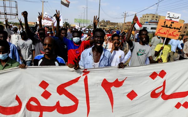 スーダンの軍部によるクーデターの際に街頭で抗議する人々。アフリカでは昨年8月以降、マリ、チャド、ギニア、スーダンで計5回のクーデターが発生している=ロイター