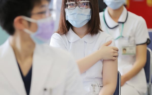 優先接種を受けた医療従事者らを対象に12月から追加接種が始まる（東京都目黒区の国立病院機構東京医療センター）