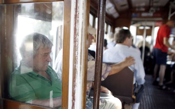 リスボンの路面電車に乗る人々。新法では、企業が在宅勤務者を監視することも一切禁止される ＝ロイター