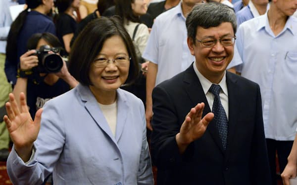 台湾前副総統の陳建仁氏（右）が欧州を訪問して関係強化を進める方向となった（16年8月、台北市）＝ロイター