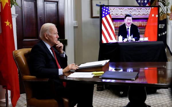 ホワイトハウスで中国の習近平国家主席とのオンライン会談に臨むバイデン大統領＝ロイター