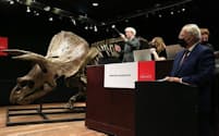 「ビッグジョン」の通称で知られるトリケラトプスの化石の競売を監視する競売人のアレクサンドレ・ジクエロ氏。2021年10月21日、ビッグジョンは匿名の米国人に手数料込み770万ドル（約8億7000万円）で売却された（PHOTOGRAPH BY MICHEL STOUPAK, NURPHOTO VIA GETTY IMAGES）
