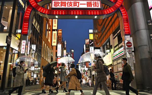 緊急事態宣言が解除された東京・新宿を歩く人たち（22日）