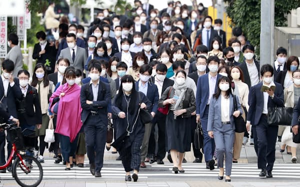マスク姿で通勤する人たち（１０月２８日、東京都中央区）