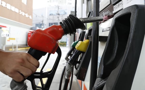ガソリン価格の高騰が続いている＝共同