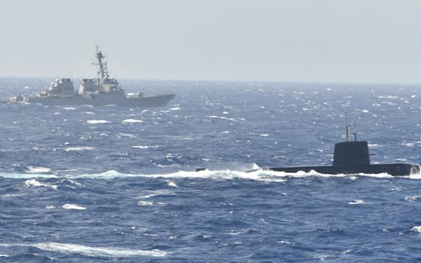 　南シナ海で訓練する海自の潜水艦（右手前）と米海軍の駆逐艦＝16日（海上自衛隊提供）