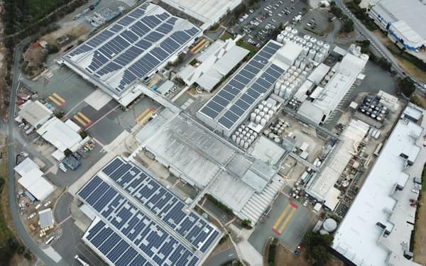 アサヒグループホールディングスは工場屋上に太陽光パネルを設置し、温暖化ガスの排出を削減（オーストラリア現地法人の工場）