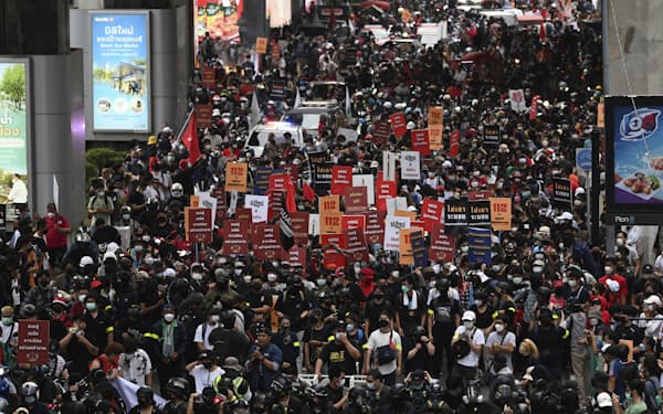 14日、タイ・バンコクで王室改革を訴えて行進するデモ隊＝AP