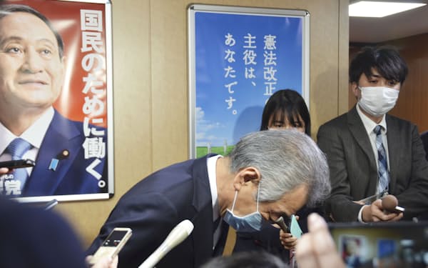 深夜に東京・銀座のクラブをはしごした問題で頭を下げる、自民党の松本純氏（共同）