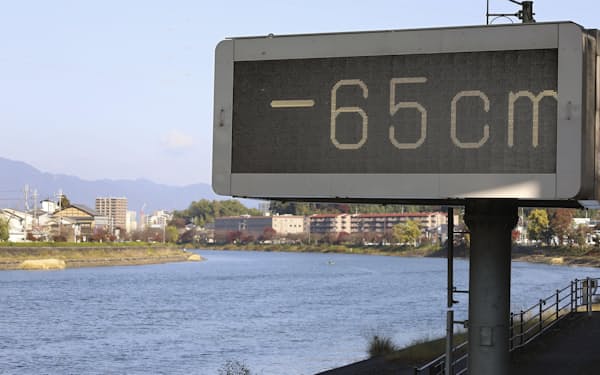 琵琶湖の水位が基準水位から「マイナス65センチ」を記録したことを示す電光掲示板（17日、大津市）＝共同