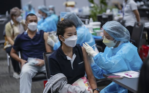 17日、タイ・バンコクで新型コロナウイルスのワクチンを接種する女性＝AP