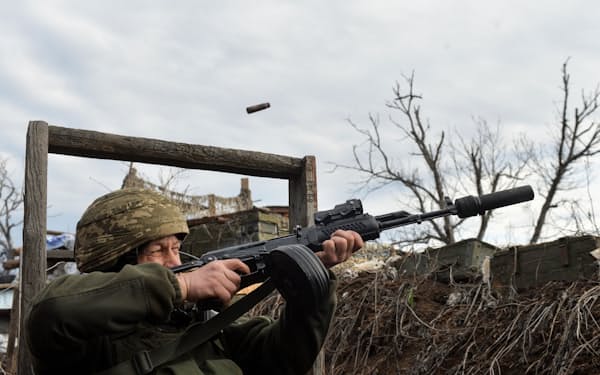 ウクライナ東部ドネツクで親ロ派武装勢力を警戒する同国軍の兵士（4月）＝ロイター