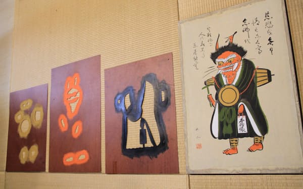 ５代目高橋松山さんの「鬼の（寒）念仏」の型紙と完成作品。茶、丹、墨の型紙で先に色を付け、筆で仕上げる