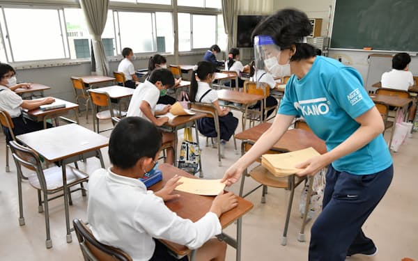 2020年６月、フェースシールドやマスクで感染予防策を取って再開した小学校（大阪市都島区の中野小学校）