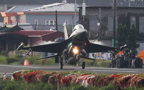 台湾の主力戦闘機であるF16は今後、200機を超える体制となる（9月、台湾南部・屏東県）＝中央通信社