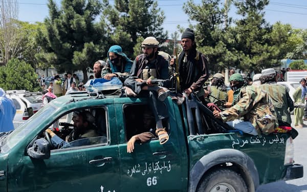 　アフガニスタン・カブールで車に乗るタリバンの戦闘員ら=8月16日（ゲッティ=共同）