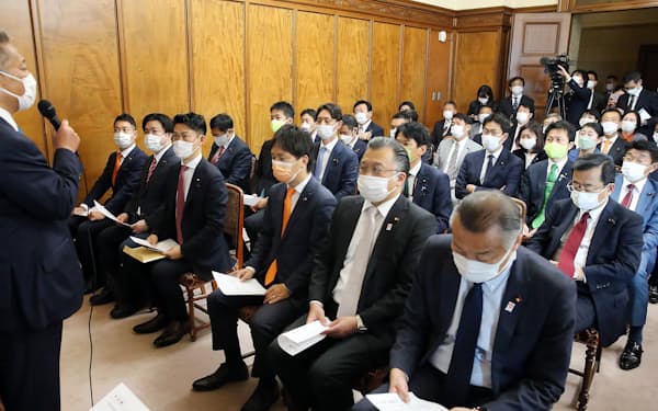 本会議を前に代議士会に集まった維新の衆院議員(12日、国会内)